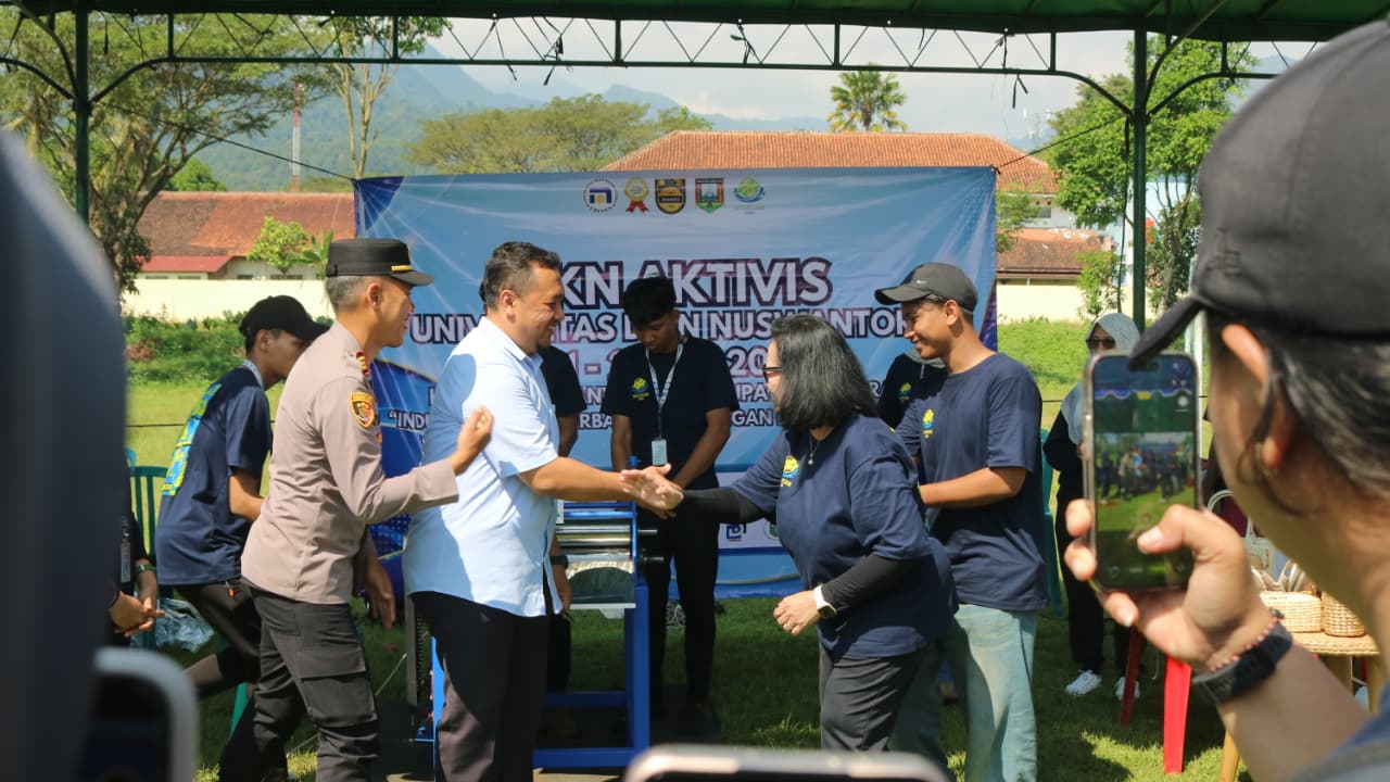 Penyerahan Mesin Press Eceng Gondok Kepada Desa Banyubiru